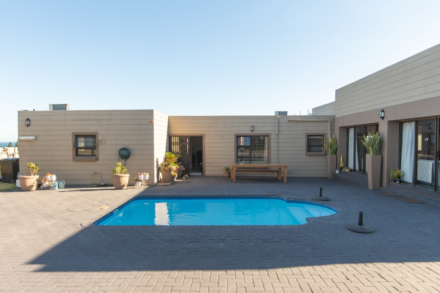 4 Bedroom Property for Sale in Clarendon Marine Eastern Cape